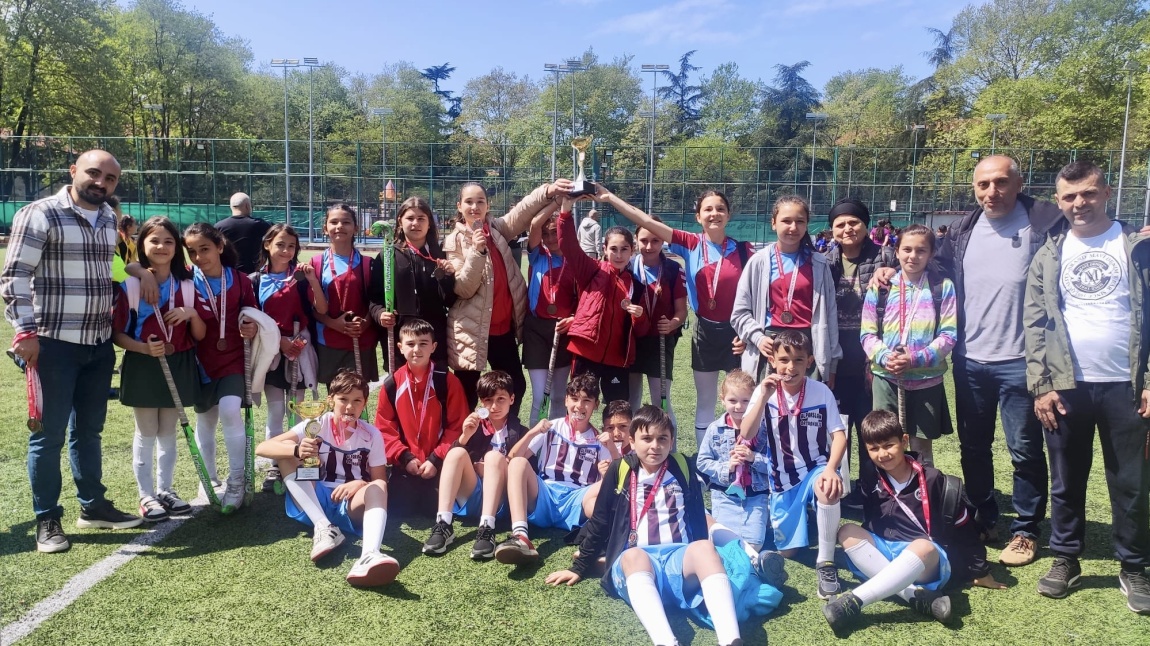 Çim Hokeyi Turnuvalarında Öğrencilerimizin Büyük Başarısı